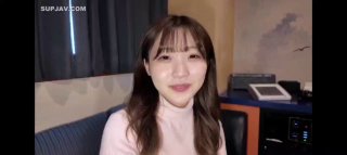 样子可爱的19岁闷骚眼镜妹子穿上黑丝被男炮友用手指抠出水吹硬鸡巴骑坐